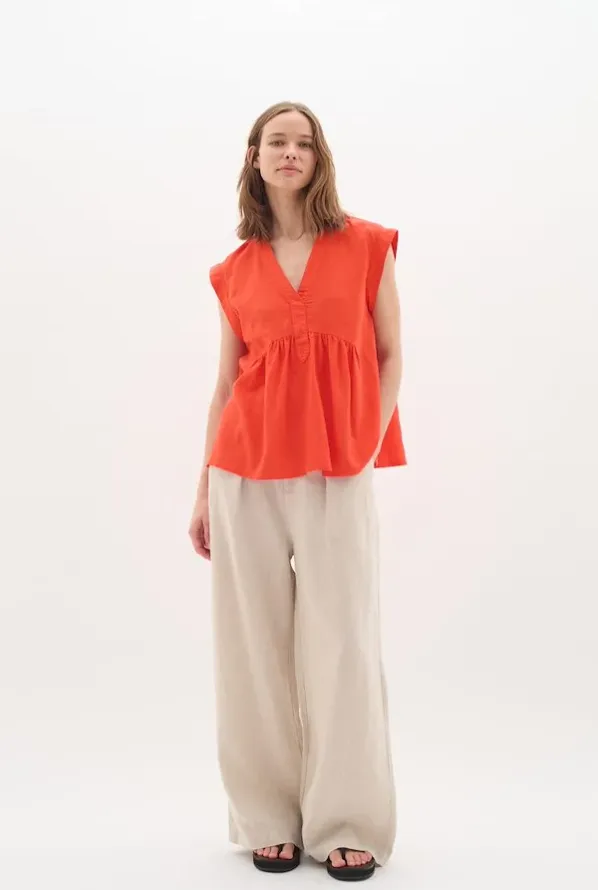 INWEAR<BR>
Ellie Linen V Top Blouse<BR>
Tomato<BR>